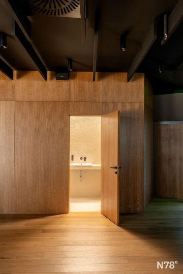 Interiér centra osobního rozvoje – detail akustického podhledu a svítidel.