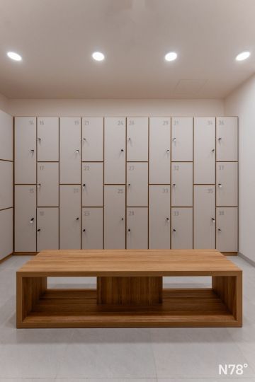 Interiér centra osobního rozvoje – šatny v tlumených barvách