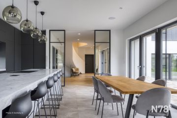 Rekonstrukce rodinného domu Průhonice - kuchyně s průhledem.