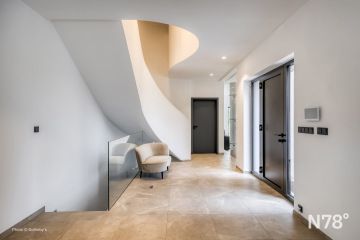 Rekonstrukce rodinného domu Průhonice - vstup a designové schodiště.